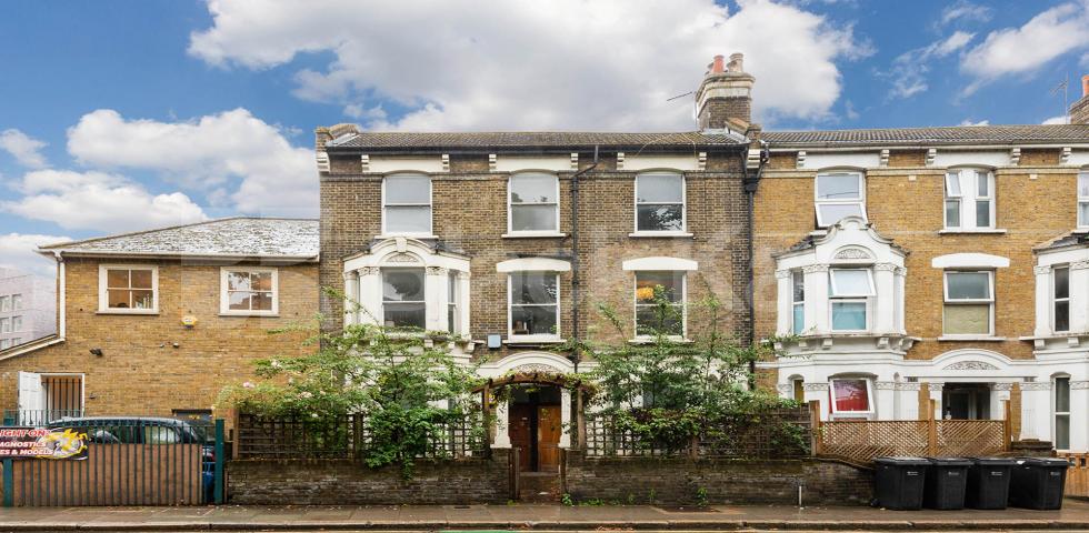 Spacious four bedroom 2 bathroom property set in a period conversion in Camden Agar Grove, Camden